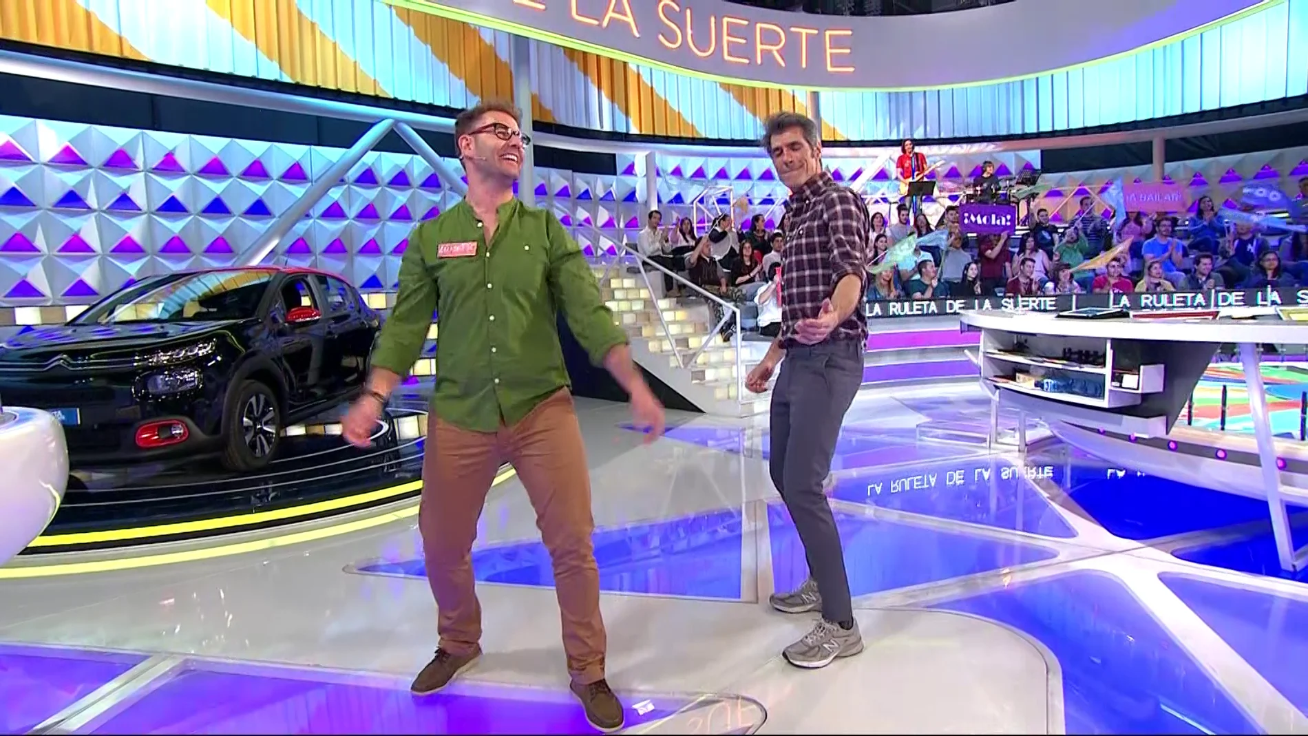 Luisete enseña el original "baile del hombro" a Jorge Fernández en 'La ruleta de la suerte'