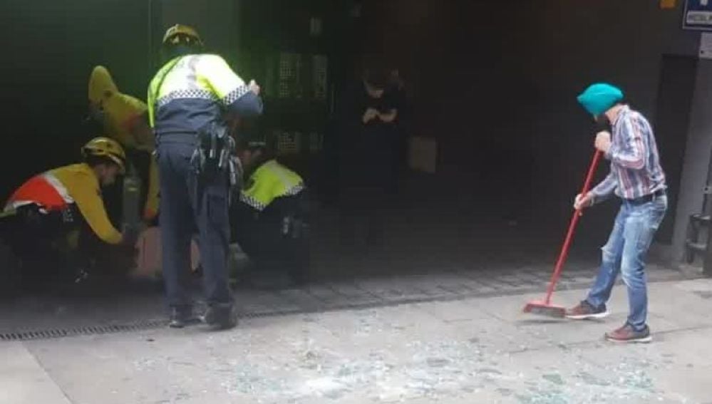 Una mujer, herida tras caerle la ventana de un hotel