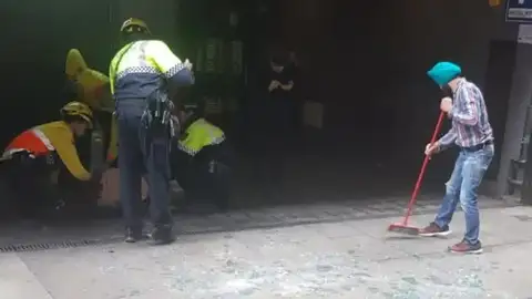 Una mujer, herida tras caerle la ventana de un hotel Una mujer, herida tras caerle la ventana de un hotel