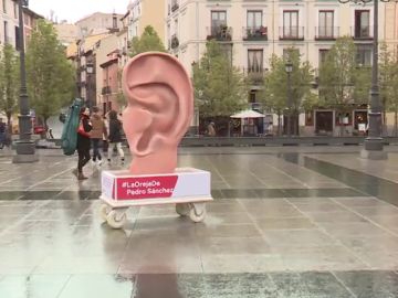 Instalan una oreja gigante para enviar mensajes a los candidatos a la presidencia del Gobierno