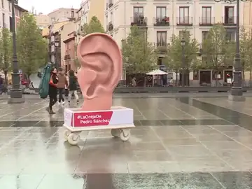 Instalan una oreja gigante para enviar mensajes a los candidatos a la presidencia del Gobierno Instalan una oreja gigante para enviar mensajes a los candidatos a la presidencia del Gobierno