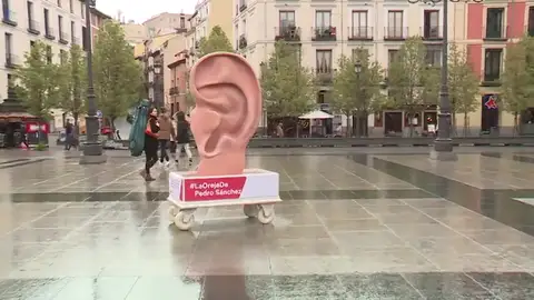 Instalan una oreja gigante para enviar mensajes a los candidatos a la presidencia del Gobierno Instalan una oreja gigante para enviar mensajes a los candidatos a la presidencia del Gobierno