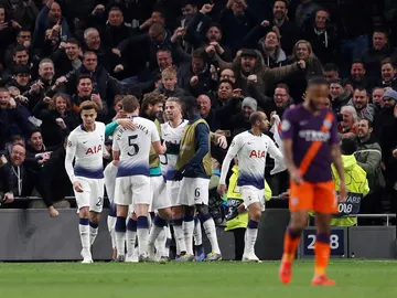 Son, felicitado por sus compañeros tras marcar ante el City Son, felicitado por sus compañeros tras marcar ante el City
