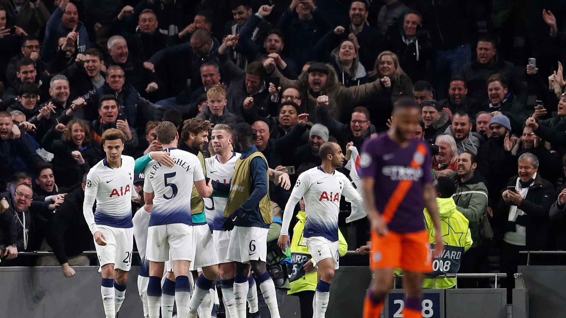 Son, felicitado por sus compañeros tras marcar ante el City Son, felicitado por sus compañeros tras marcar ante el City