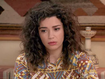 Amelia recibe una llamada que podría cambiar sus planes Amelia recibe una llamada que podría cambiar sus planes