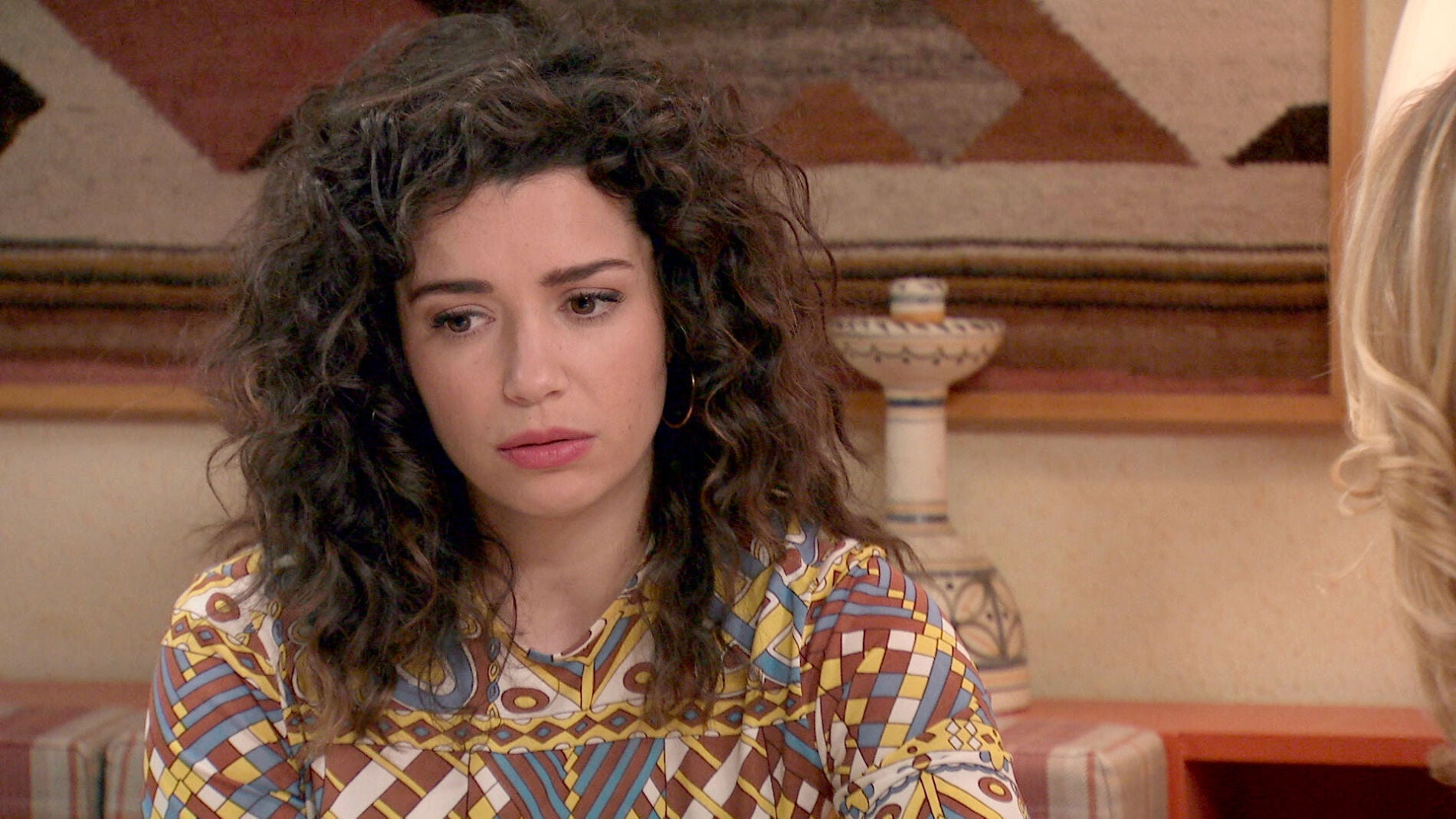 Amelia recibe una llamada que podr&iacute;a cambiar sus planes 