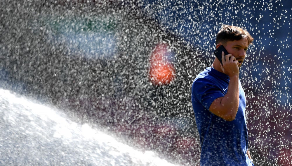 Drinkwater hablando por el móvil