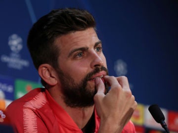 Gerard Piqué responde a los periodistas en Old Trafford