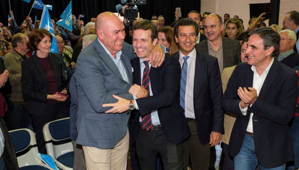 El presidente del PP, Pablo Casado, clausura un acto en el que también participan los presidentes del partido en Baleares, Biel Company