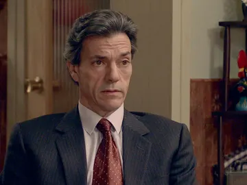 Domingo, encegado por el amor, le cuenta todos los planes de Gabriel a Silvia Domingo, encegado por el amor, le cuenta todos los planes de Gabriel a Silvia