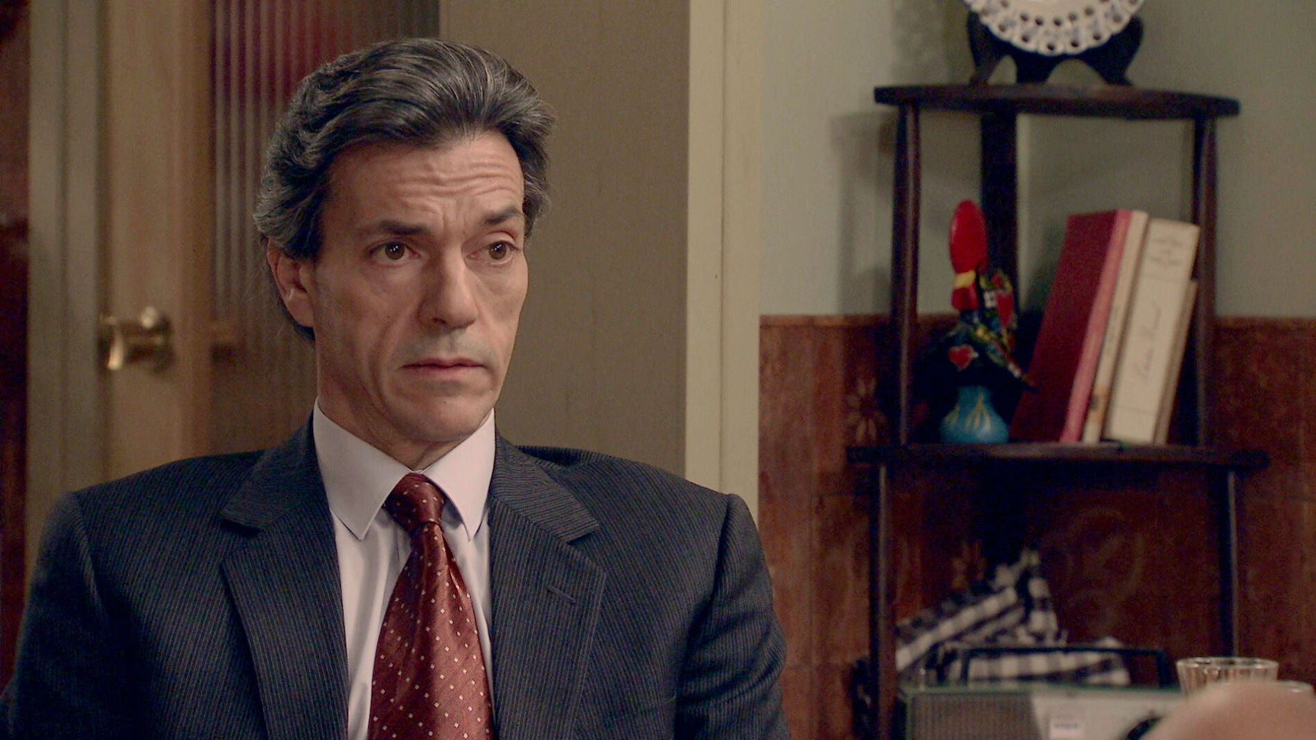 Domingo, encegado por el amor, le cuenta todos los planes de Gabriel a Silvia