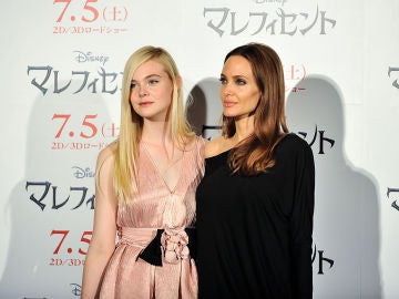 Elle Fanning y Angelina Jolie