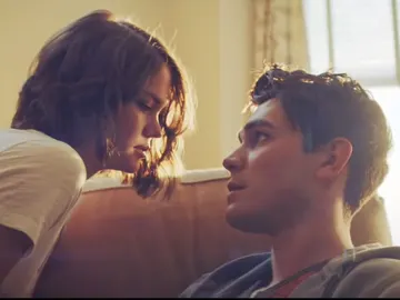 Maia Mitchell y KJ Apa en 'The Last Summer' Maia Mitchell y KJ Apa en 'The Last Summer'