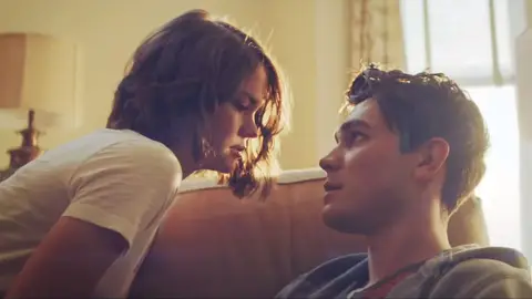 Maia Mitchell y KJ Apa en 'The Last Summer' Maia Mitchell y KJ Apa en 'The Last Summer'