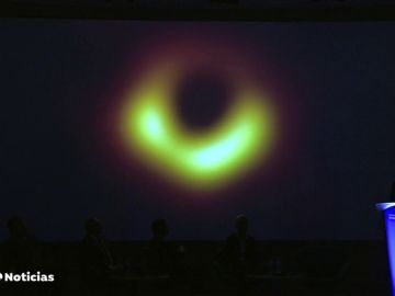 Científicos desvelan la primera fotografía de un agujero negro de la historia