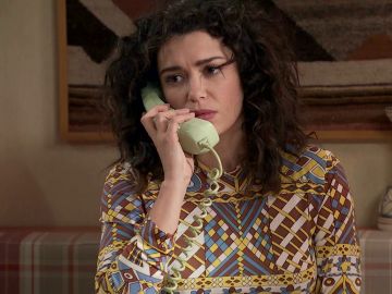Amelia recibe una llamada que perjudica su viaje con Luisita 