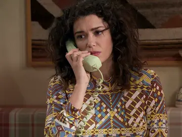 Amelia recibe una llamada que perjudica su viaje con Luisita Amelia recibe una llamada que perjudica su viaje con Luisita