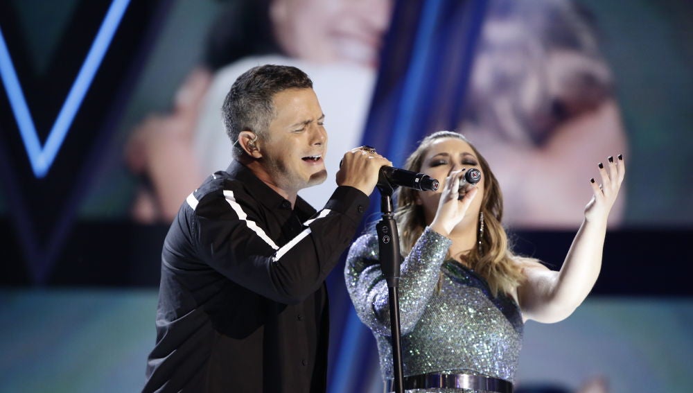 Alejandro Sanz y María Espinosa cantan 'Mi persona favorita' en la Final de 'La Voz'