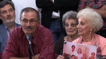 Carlos Alberto Solsona, padre de la nieta restituida participan en una conferencia de prensa este martes en Buenos Aires