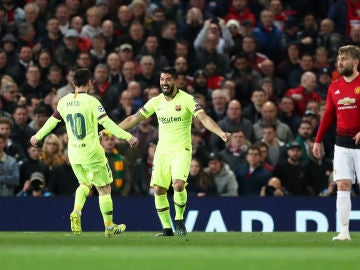 Luis Suarez y Messi celebran el 0-1 en Old Trafford