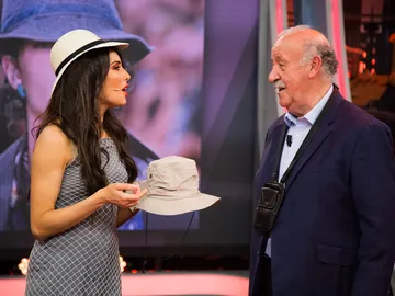 Pilar Rubio sorprende a Vicente del Bosque con las últimas tendencias de moda Pilar Rubio sorprende a Vicente del Bosque con las últimas tendencias de moda