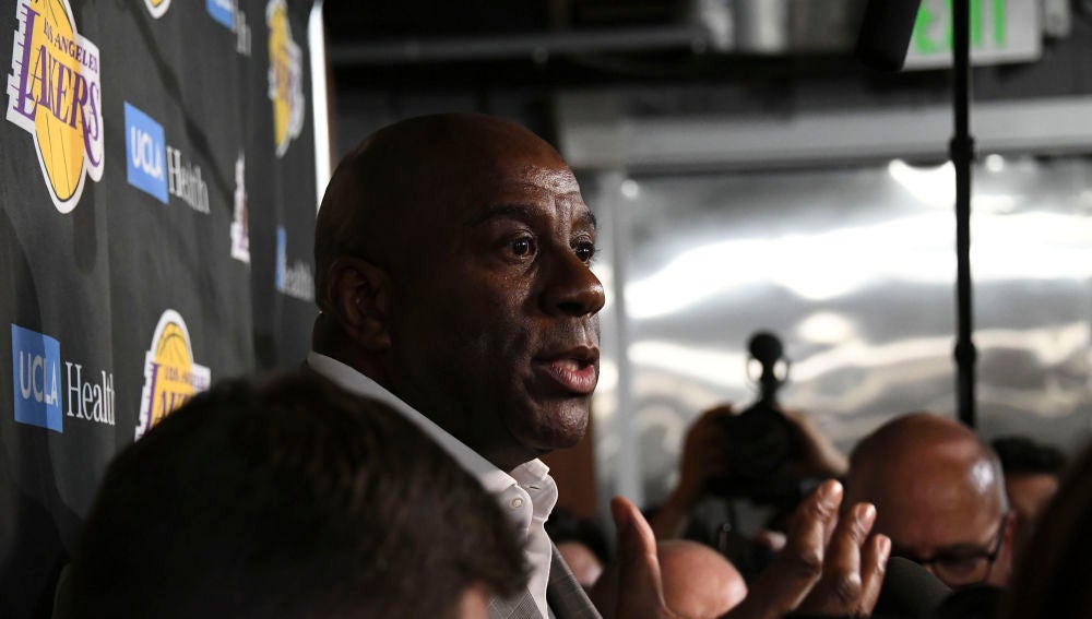 Magic Johnson atiende a los medios de comunicación