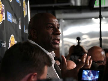 Magic Johnson atiende a los medios de comunicación