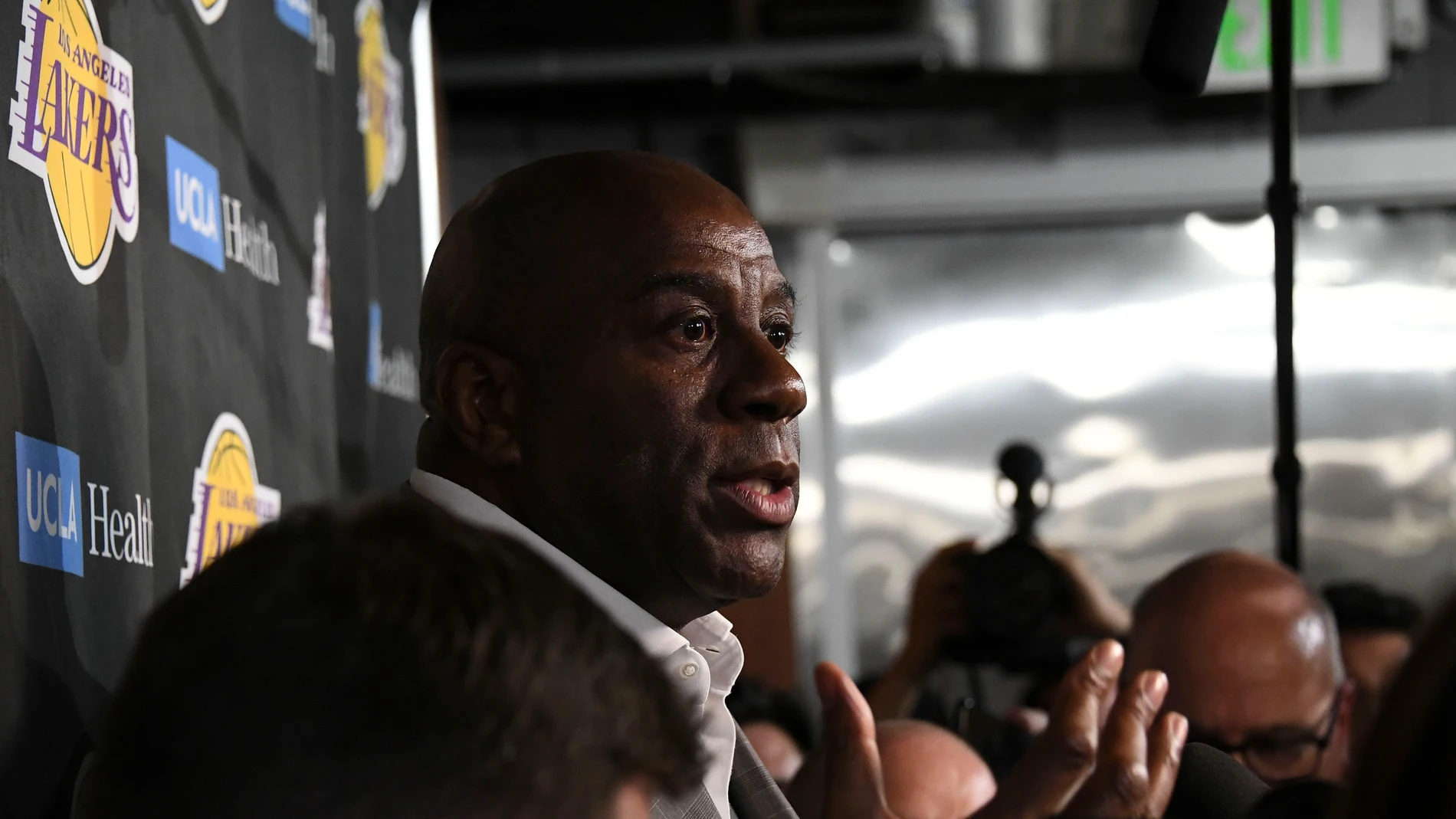 Magic Johnson atiende a los medios de comunicación Magic Johnson atiende a los medios de comunicación