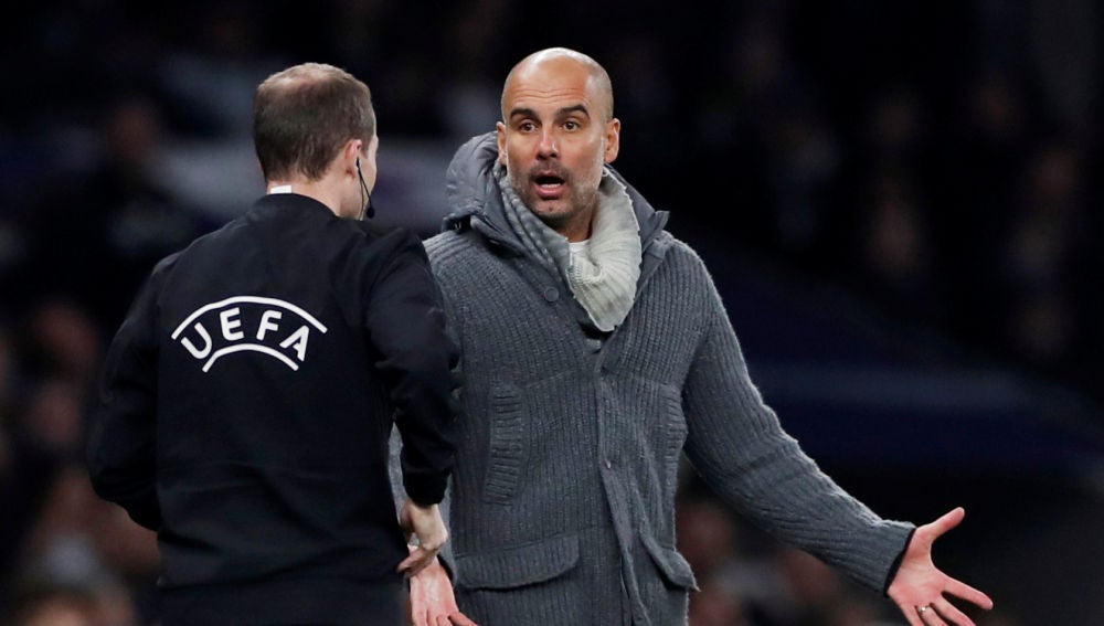 Guardiola comenta una acción con el cuarto árbitro