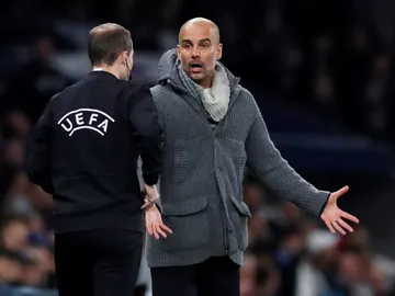 Guardiola comenta una acción con el cuarto árbitro Guardiola comenta una acción con el cuarto árbitro
