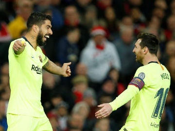 Luis Suárez y Leo Messi celebran un gol en Old Trafford