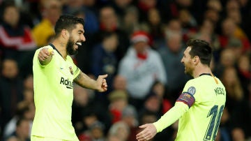 Luis Suárez y Leo Messi celebran un gol en Old Trafford