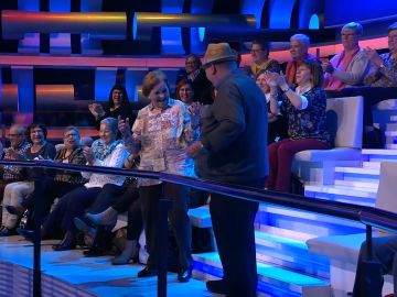 Impresionante baile de el señor del tirol y Palmira en '¡Ahora Caigo!' Impresionante baile de el señor del tirol y Palmira en '¡Ahora Caigo!'