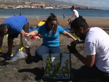La playa de El Porís es una de las más contaminadas de España La playa de El Porís es una de las más contaminadas de España