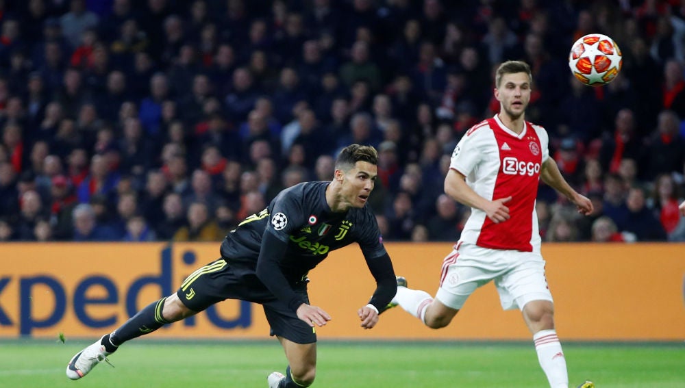 Cristiano Ronaldo remata de cabeza en su gol