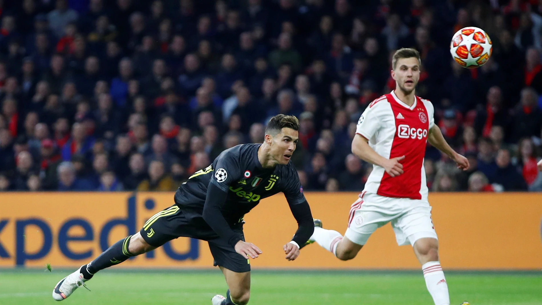 Cristiano Ronaldo remata de cabeza en su gol Cristiano Ronaldo remata de cabeza en su gol