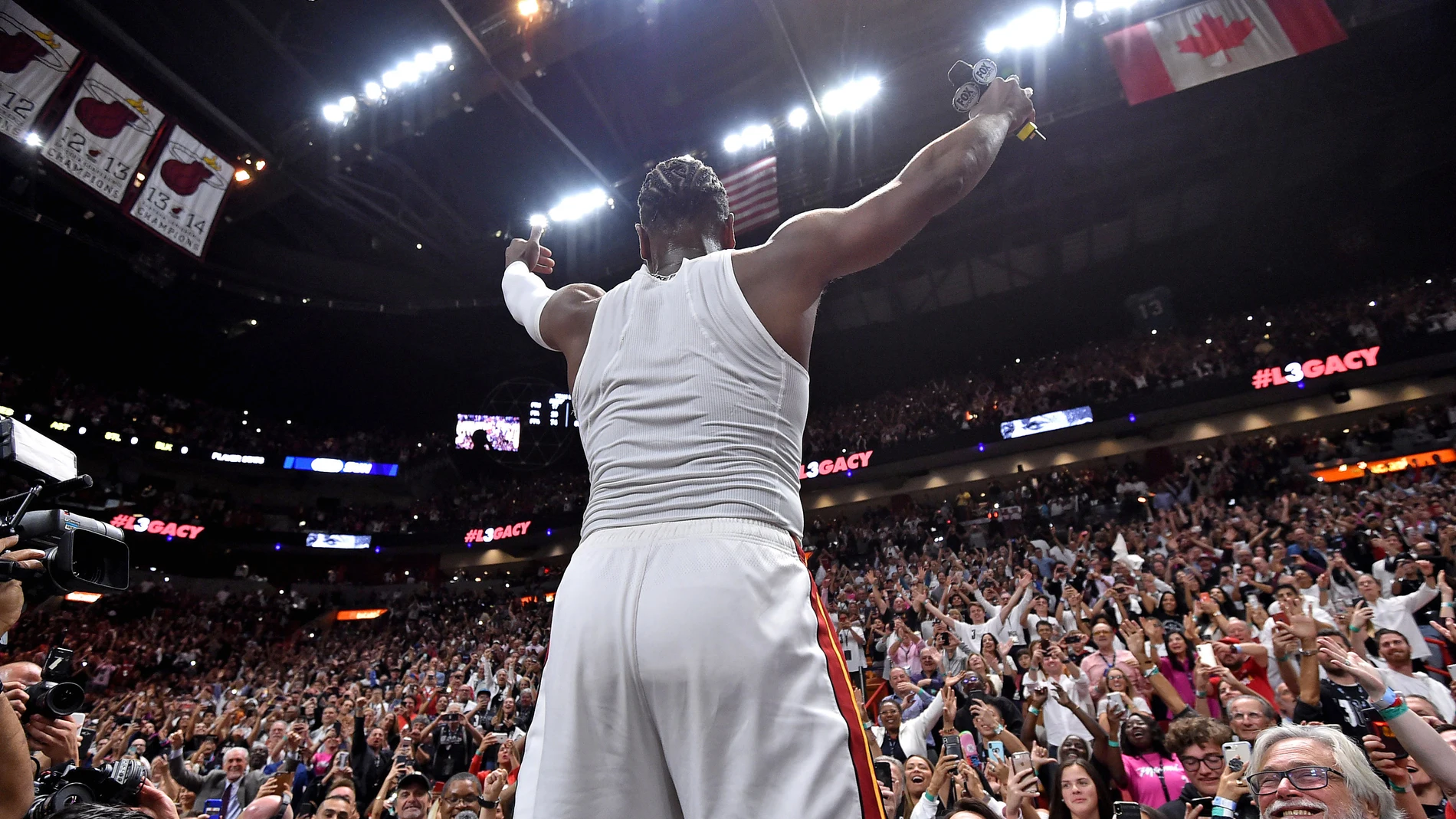 Dwyane Wade se despide de la afición de Miami Dwyane Wade se despide de la afición de Miami