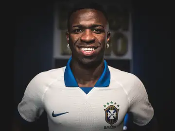 Vinicius, con la nueva camiseta de Brasil Vinicius, con la nueva camiseta de Brasil