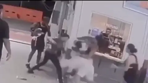 Dos boxeadores dan una brutal paliza a un hombre y dos mujeres en un parking Dos boxeadores dan una brutal paliza a un hombre y dos mujeres en un parking