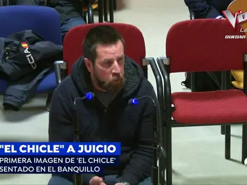 Las primeras imágenes de 'El Chicle' sentado en el banquillo: "Le pedí el móvil porque necesitaba dinero" Las primeras imágenes de 'El Chicle' sentado en el banquillo: "Le pedí el móvil porque necesitaba dinero"