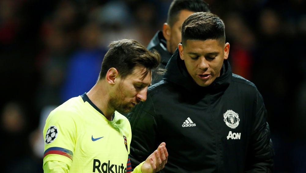 Leo Messi, atendido tras el golpe de Smalling