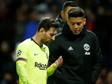 Leo Messi, atendido tras el golpe de Smalling Leo Messi, atendido tras el golpe de Smalling