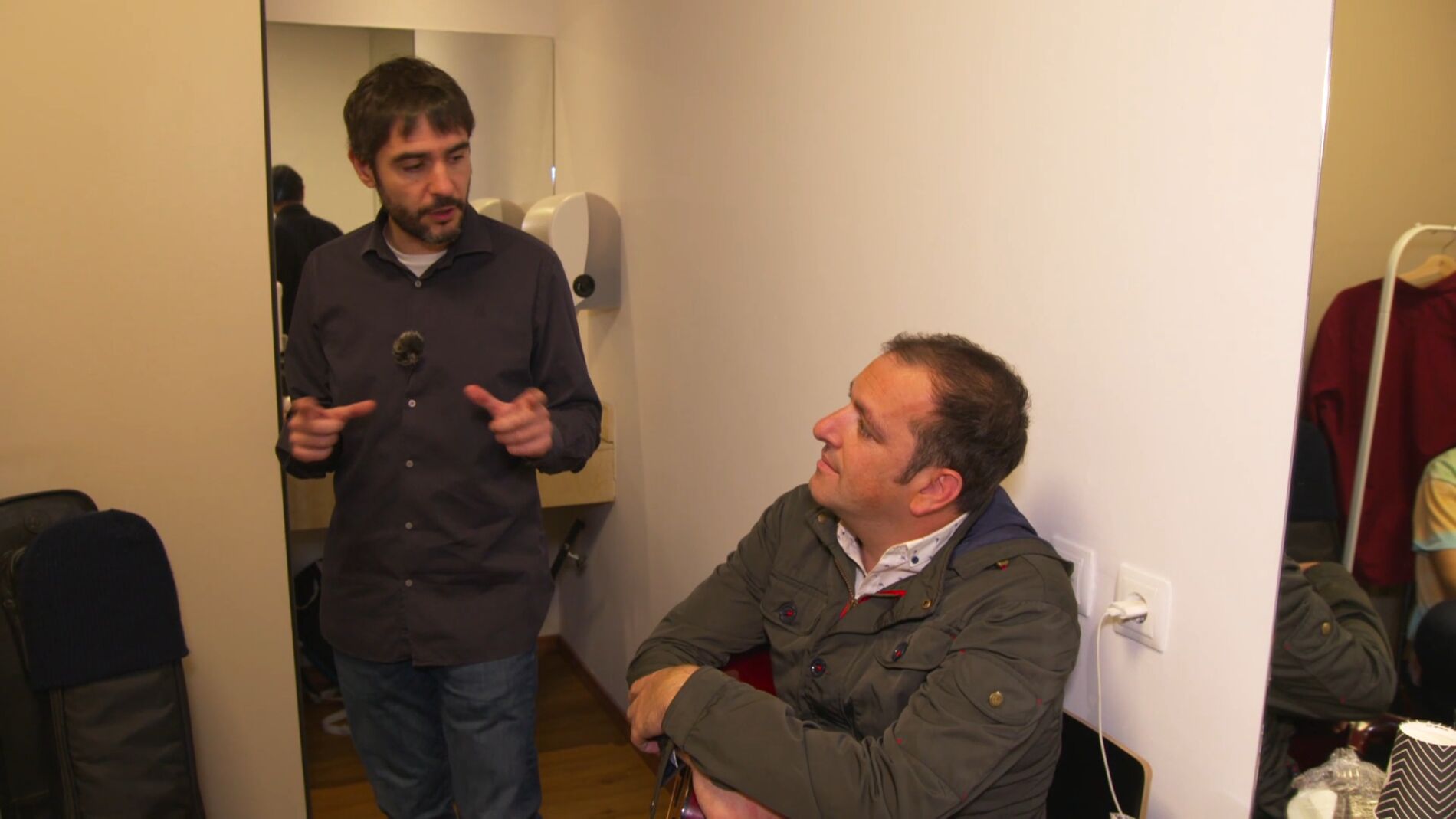 Los talents le desvelan a Juanra Bonet todos los trucos para su visita al plat&oacute; de 'La Voz'. 