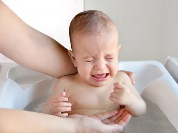 Bebé llorando en el baño Bebé llorando en el baño