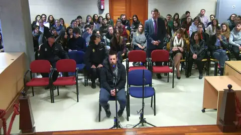 El padre de Diana Quer intenta intervenir en el juicio de 'El Chicle' El padre de Diana Quer intenta intervenir en el juicio de 'El Chicle'