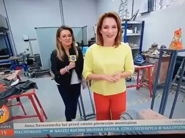 Una reportera destroza una escultura mientras entrevista a la artista Una reportera destroza una escultura mientras entrevista a la artista