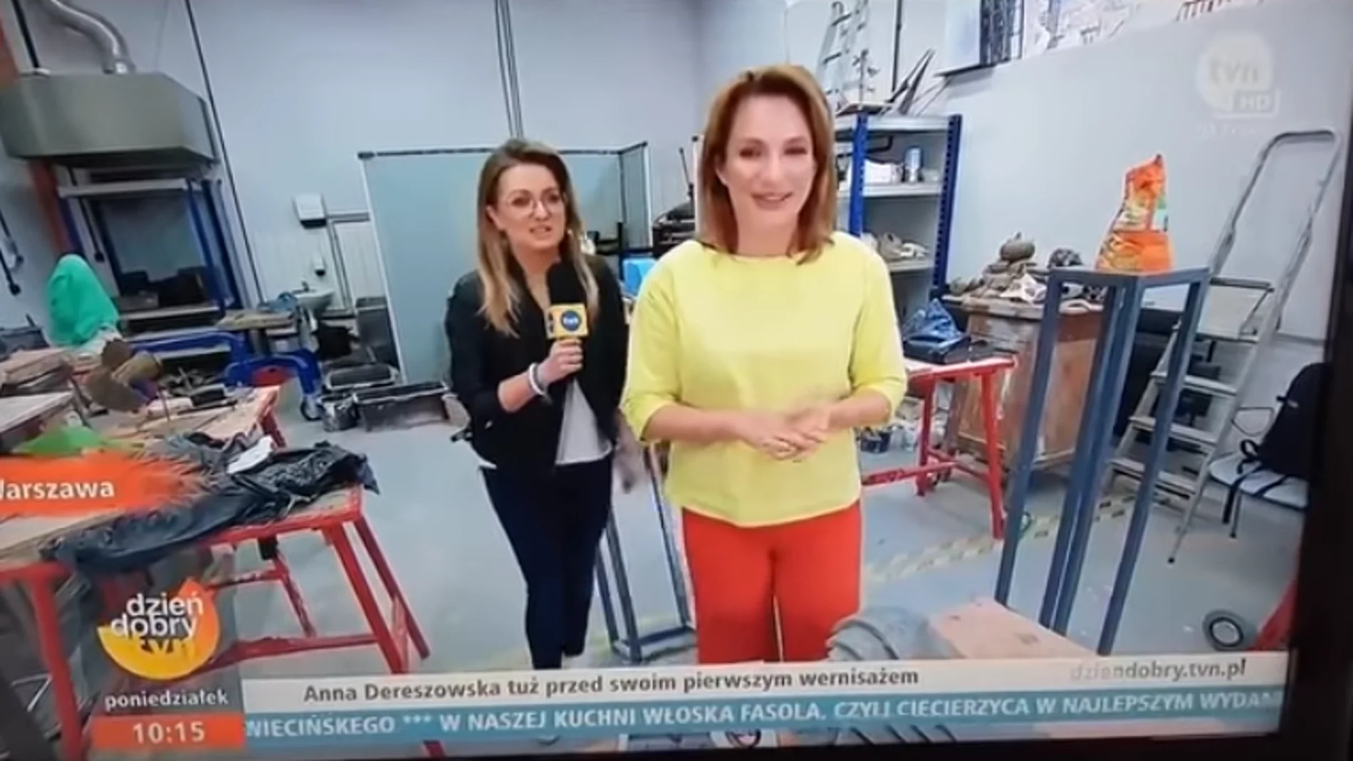 Una reportera destroza una escultura mientras entrevista a la artista Una reportera destroza una escultura mientras entrevista a la artista
