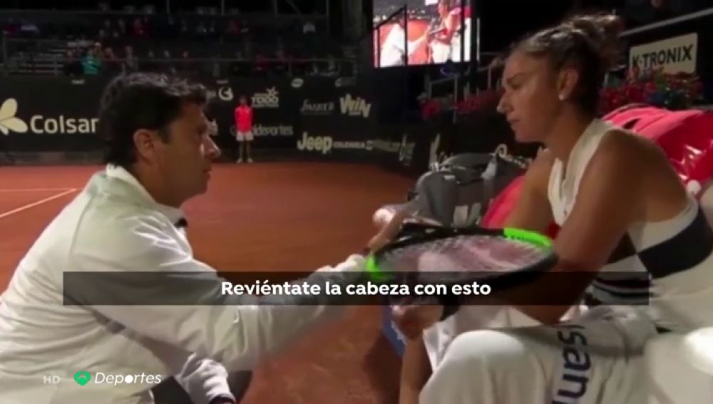 El polémico trato de su entrenador a la tenista Sara Sorribes: "¿Me pongo la faldita y juego yo?"