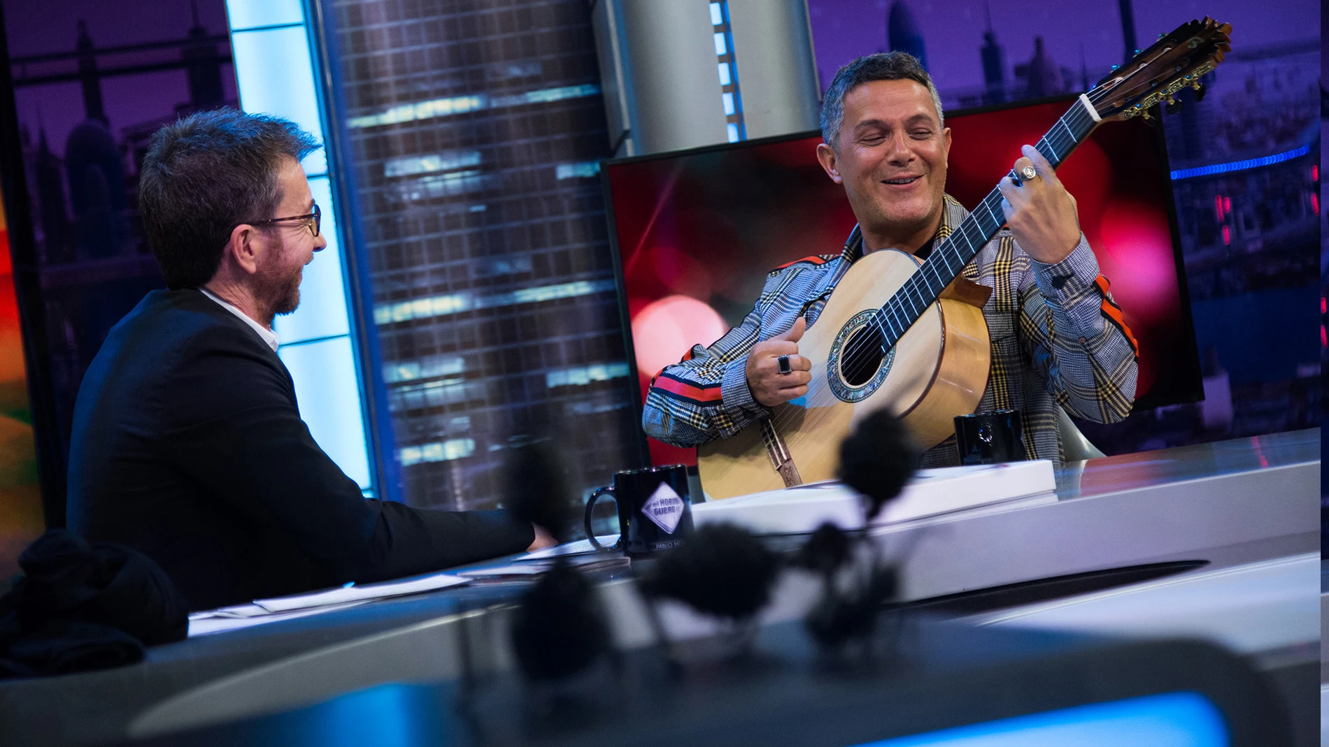 SUPER - Alejandro Sanz enamora tocando la guitarra y cantando 'Mi persona favorita' en 'El Hormiguero 3.0'