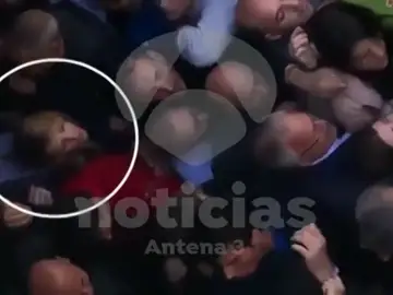 El momento en el que Cayetana Álvarez de Toledo casi es 'aplastada' por 200 radicales El momento en el que Cayetana Álvarez de Toledo casi es 'aplastada' por 200 radicales